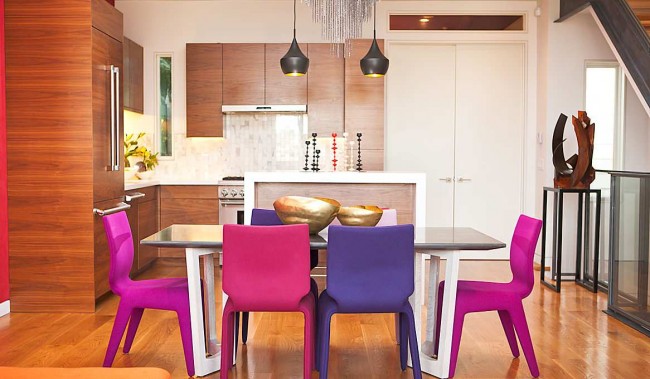Une cuisine de studio lumineuse avec des chaises lumineuses qui sont le point central de la pièce.  Veuillez noter qu'une grande table en verre aidera également à agrandir visuellement l'espace, en lui donnant légèreté et aération.