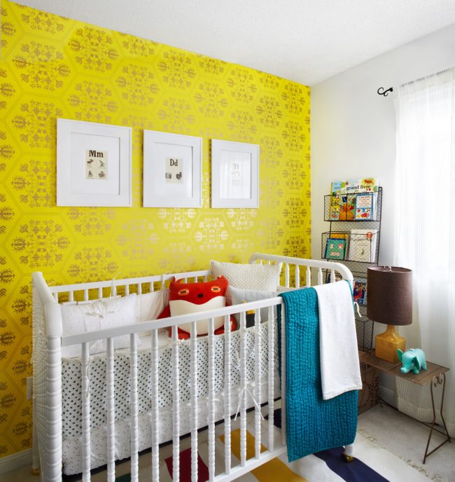Papier peint intissé lumineux dans la chambre de bébé
