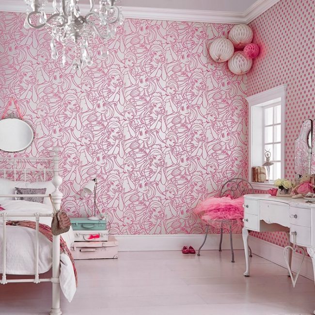 Papier peint rose et argent calme pour une petite chambre