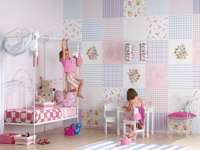 Papier peint en papier dans la chambre des filles avec un motif en patchwork