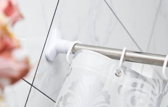 Comment enlever la moisissure sur les murs de l'appartement.  La moisissure apparaît souvent sur les rideaux de douche et à partir de là, elle se répand dans toute la salle de bain.  Par conséquent, ils doivent être lavés régulièrement avec une éponge et de l'eau savonneuse (ou lavés s'ils ne sont pas en PVC)