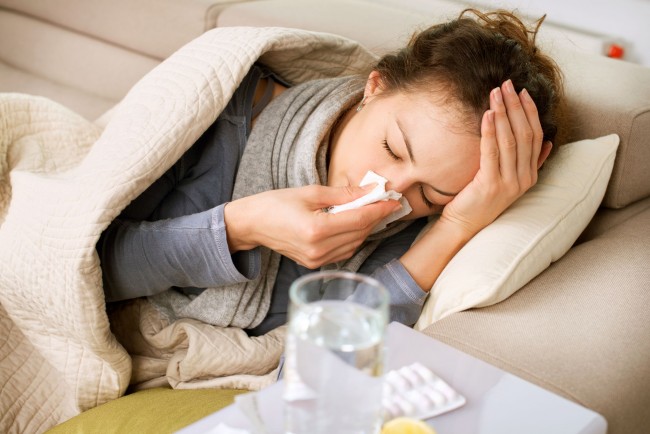 Comment enlever la moisissure sur les murs de l'appartement.  Une affection douloureuse, semblable à un rhume ou à une attaque allergique, peut très bien être causée par des spores fongiques dans l'air.