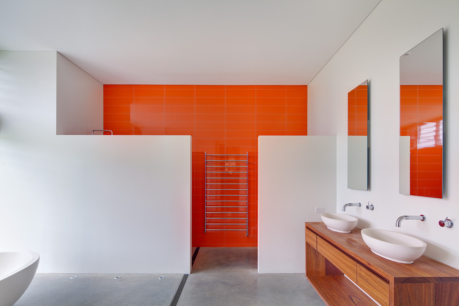 Dynamique, presque orange néon dans la conception de la salle de bain