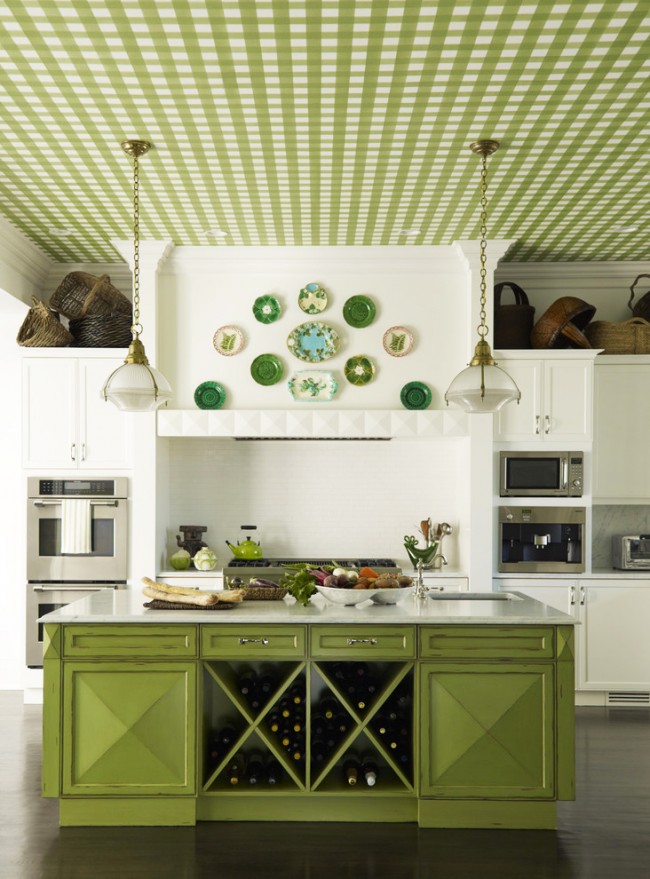 Papier peint vert dans une cage au plafond d'une cuisine confortable