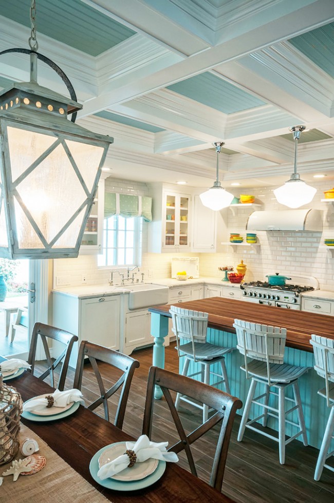 Tons délicats à l'intérieur d'une cuisine de style marin : panneaux en plastique couleur écume de mer