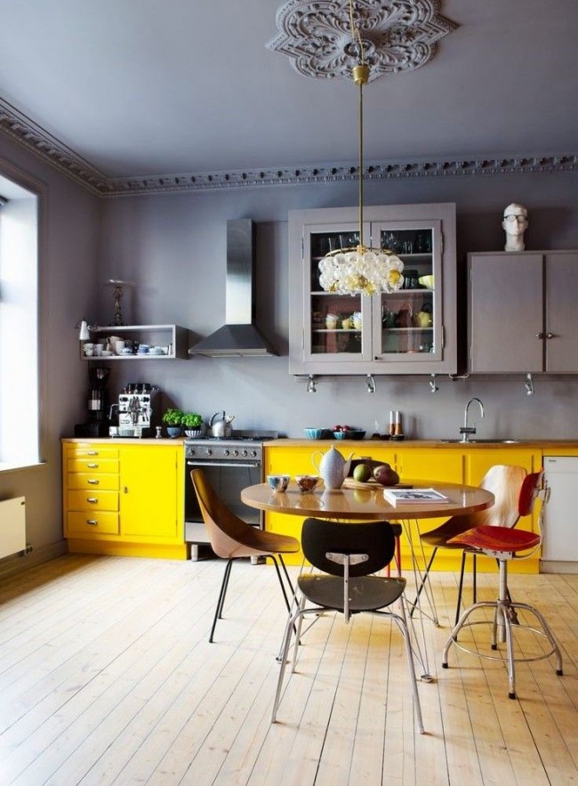 Combinaison parfaite de plafond gris et d'armoires de cuisine jaunes.  Notez la rosace en polyuréthane peint et la moulure en stuc