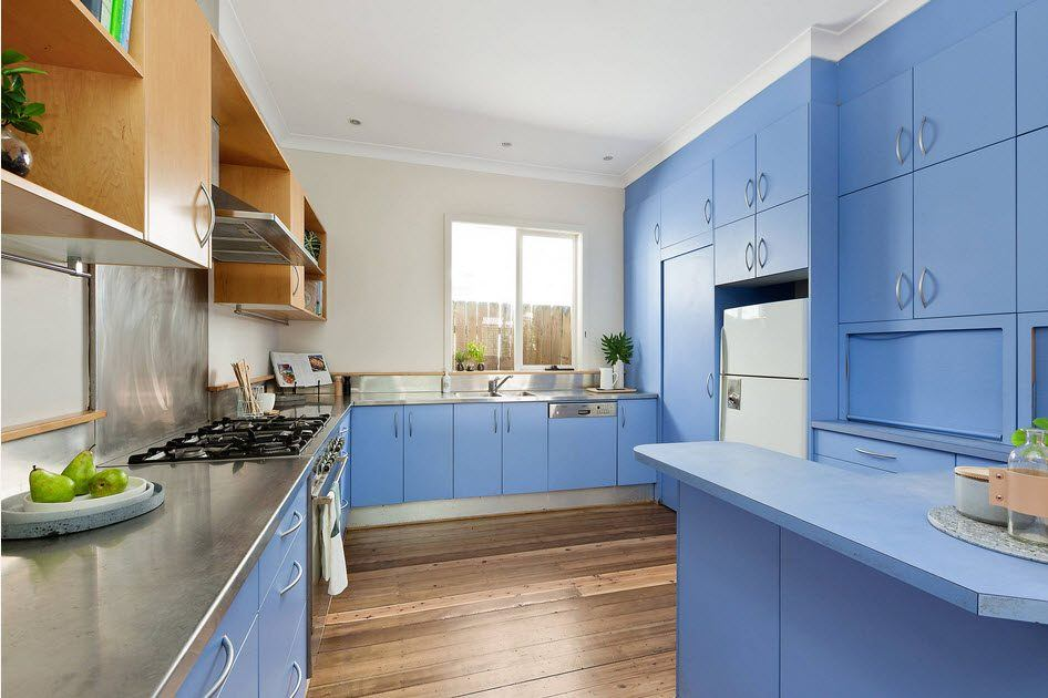 Cuisine spacieuse avec des meubles bleus juteux avec des échos de classicisme à l'intérieur