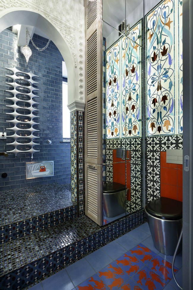 Éclectique : sèche-serviettes futuriste, motifs de carreaux marocains et vitraux