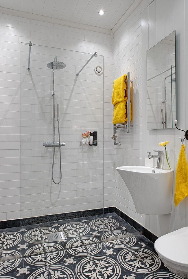 Une solution compacte pour une salle de douche séparée par une cloison vitrée une solution pour une salle de douche séparée par une grande vitre montée sur supports métalliques