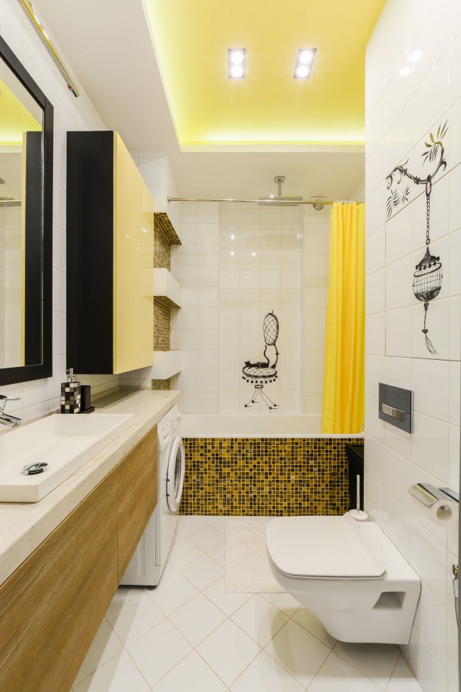 Une touche d'orientalisme dans une salle de bain européenne jaune ensoleillée pratique