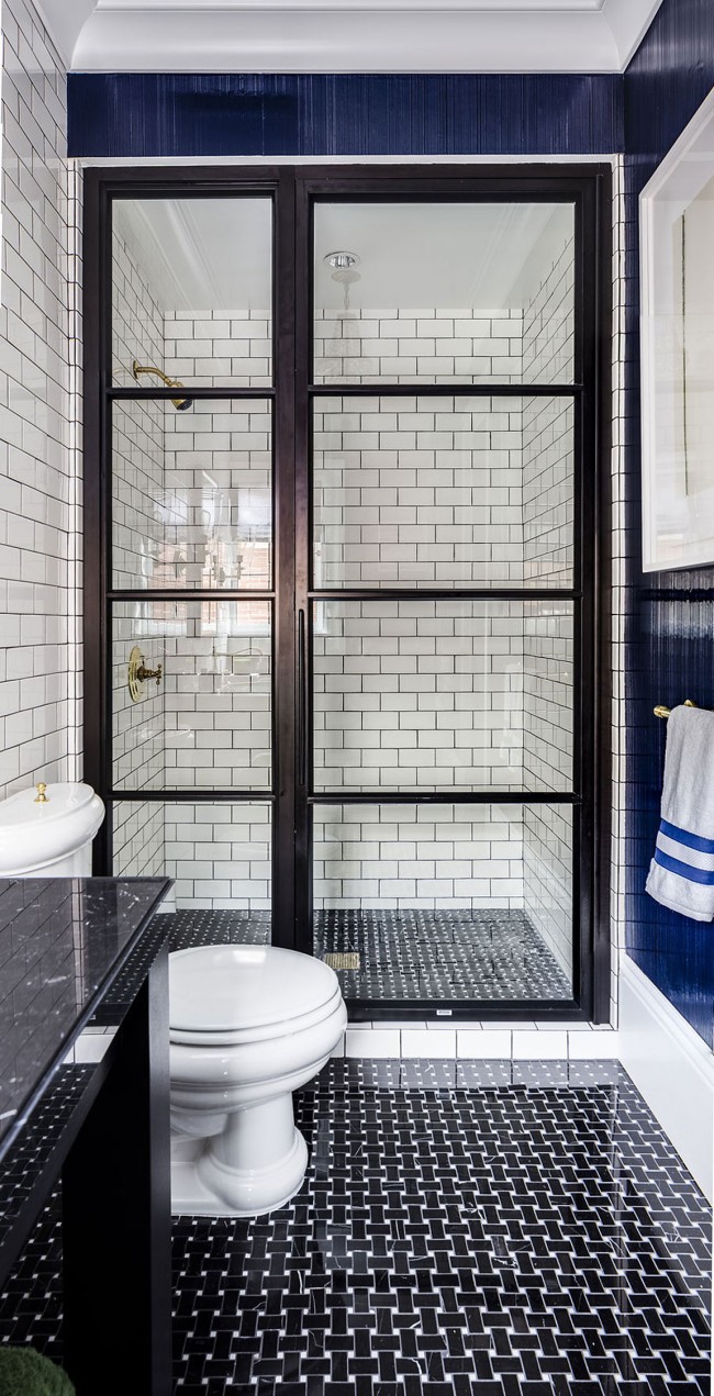 Intérieur de salle de bain scandinave : élégants éléments bleu marine en noir et blanc