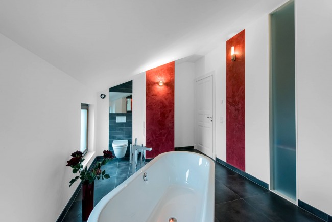 Combinaison de couleurs blanc-noir-rouge dans une salle de bain spacieuse