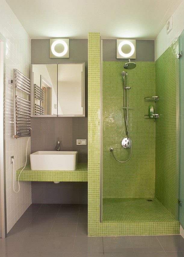 salle de douche de carreaux verts à l'intérieur