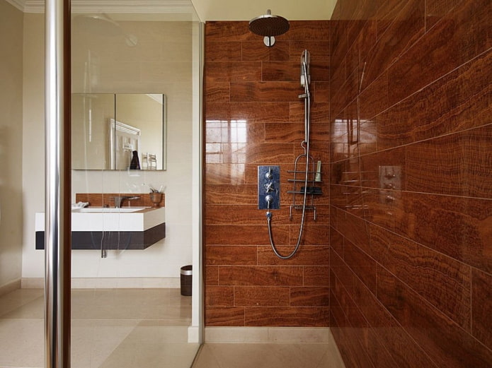 carrelage effet bois dans la salle de douche à l'intérieur