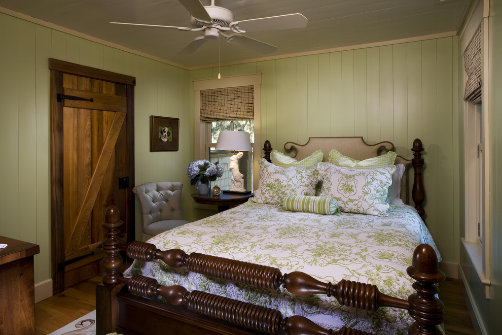 La combinaison de tons pastel calmes, d'accessoires floraux et antiques est une excellente option pour décorer une chambre de style champêtre