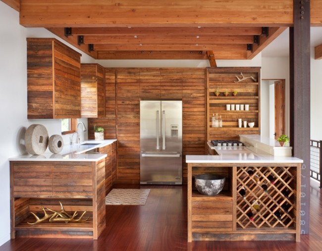 La noblesse et la sophistication du style se retrouvent dans la conception d'une cuisine en bois