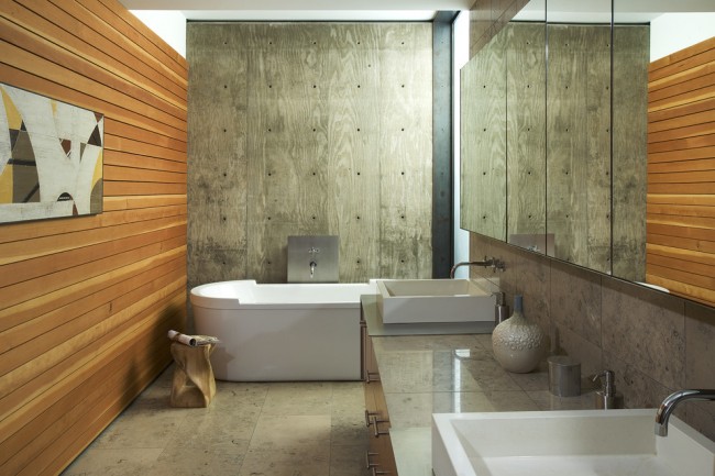 Salle de bain de style chalet avec des matériaux et des couleurs distinctives 