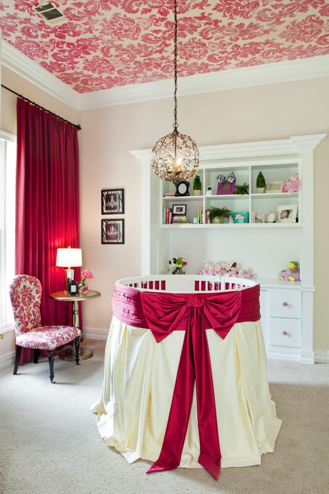 Belle et lumineuse chambre d'enfant avec un plafond en tissu à motifs