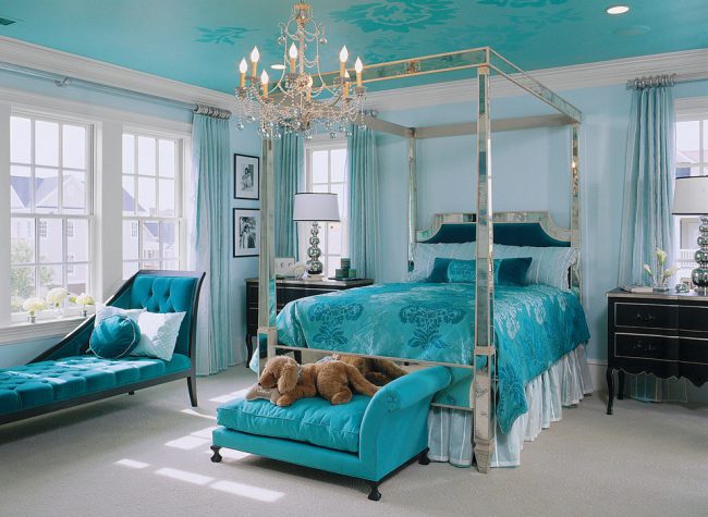 Chambre en bleu avec plafond en tissu assorti