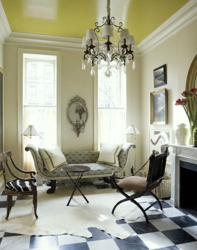 Plafond tendu jaune satiné combiné à de belles bordures de plafond blanches