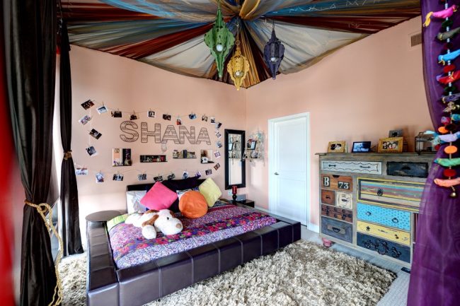 Chambre d'enfants de style éclectique avec plafond en tissu coloré