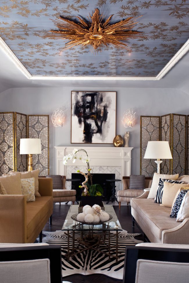 Plafond en tissu stretch bleu avec un motif doré à l'intérieur du salon