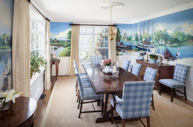 L'image et les couleurs de la fresque du salon soulignent le goût et la richesse des propriétaires de la maison.
