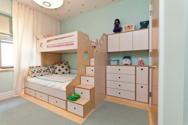 Un complexe pour enfants très confortable qui combine un couchage pour deux enfants et des armoires