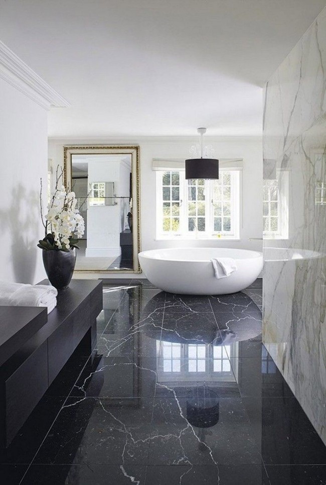 Le bon éclairage et les bons miroirs contribueront à rendre une salle de bain blanche incroyablement confortable.