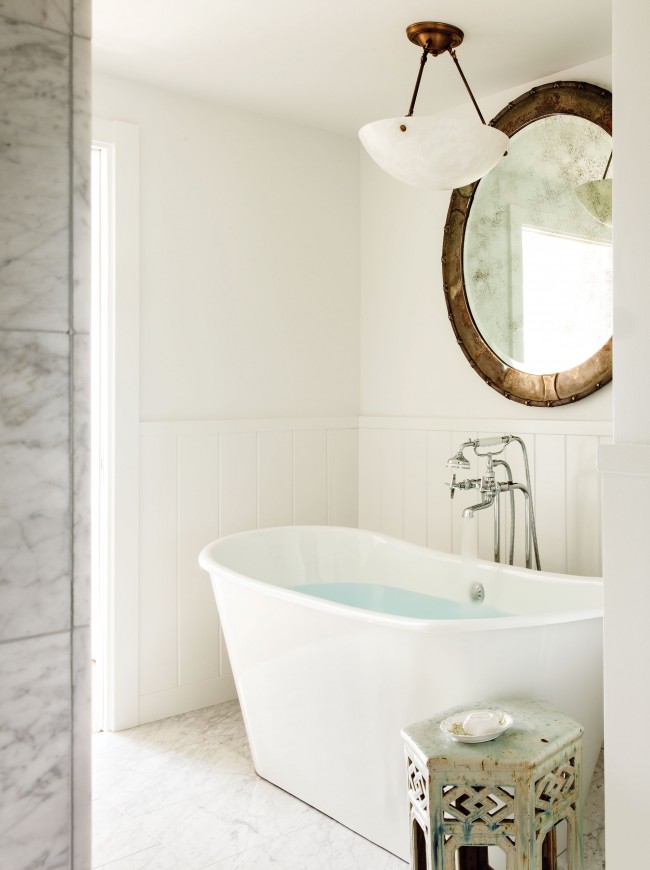 Une salle de bain blanche comme neige est conçue pour être élégante et inspirante, elle doit donner une atmosphère de propreté et de détente