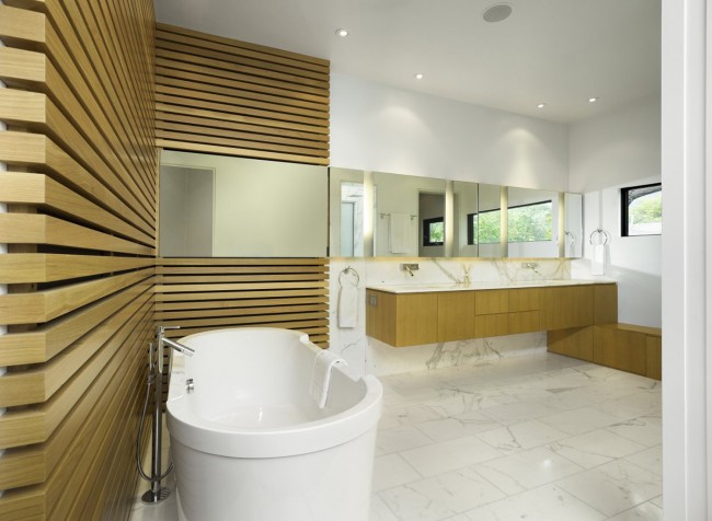 Salle de bain élégante avec éléments en bois