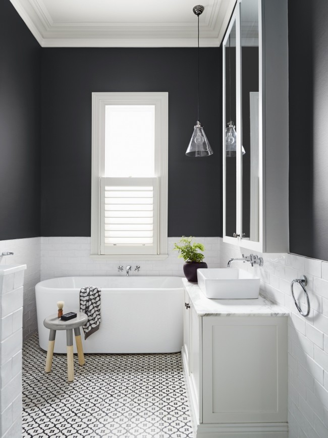 Si une petite salle de bain est décorée en blanc, elle semblera un peu plus spacieuse.