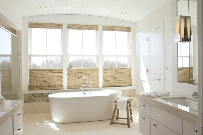 Utilisez des carreaux ou des accessoires beiges subtils pour une salle de bain plus confortable