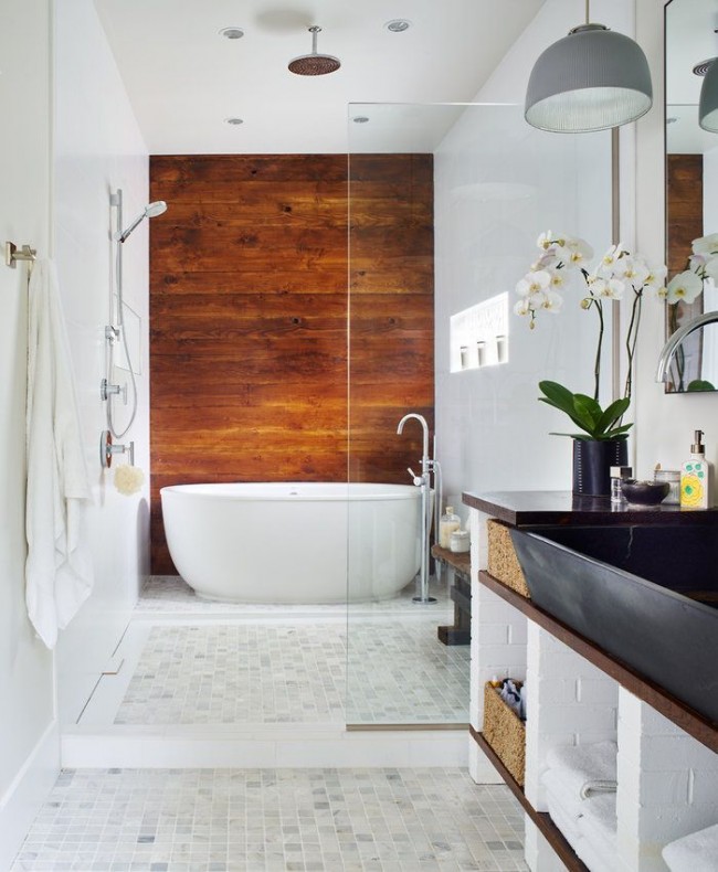 Salle de bain blanche avec éléments de décoration en bois