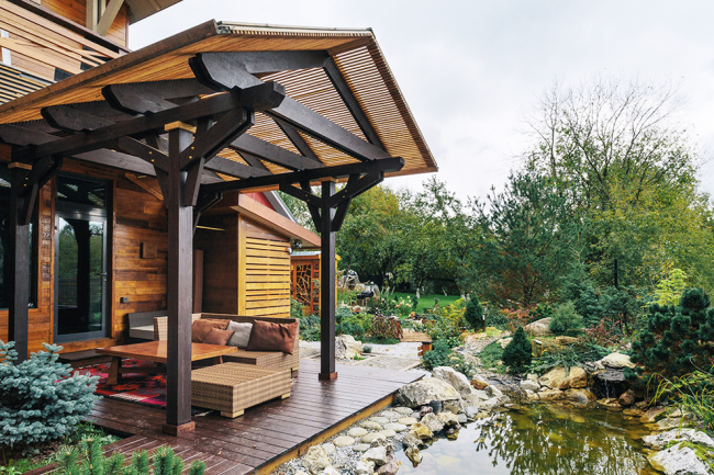 Porche de terrasse avec auvent en treillis près de l'étang décoratif
