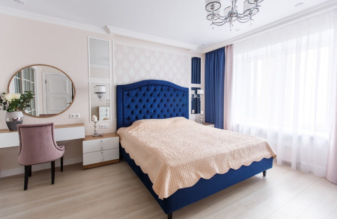 lit bleu à l'intérieur de la chambre