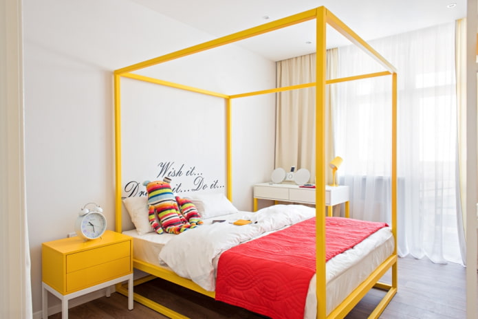 lit jaune à l'intérieur de la chambre