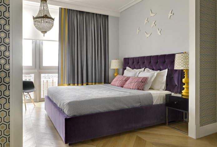 lit violet à l'intérieur de la chambre