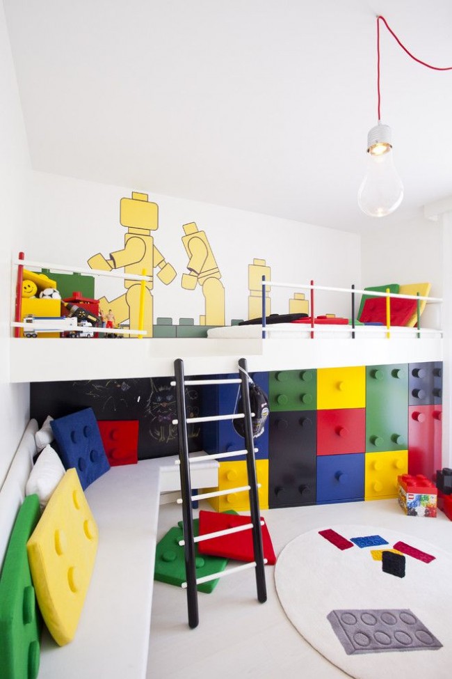Chambre des garçons de style LEGO avec zonage.  Le premier espace est pour la détente, le deuxième est l'aire de jeux, le troisième est l'espace pour ranger les jouets