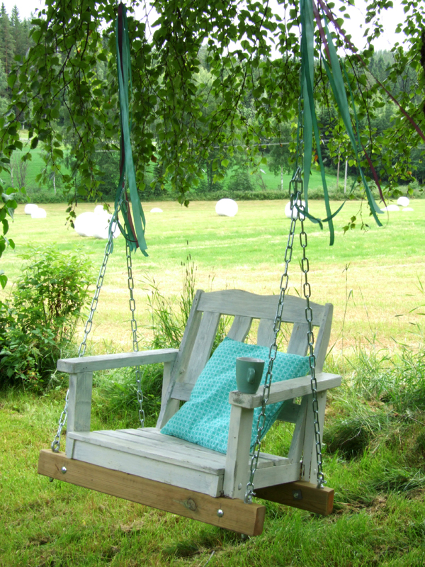 Pour faire une telle balançoire, vous aurez besoin de très peu : une chaise en bois et des chaînes - et un décor unique pour votre jardin est prêt.