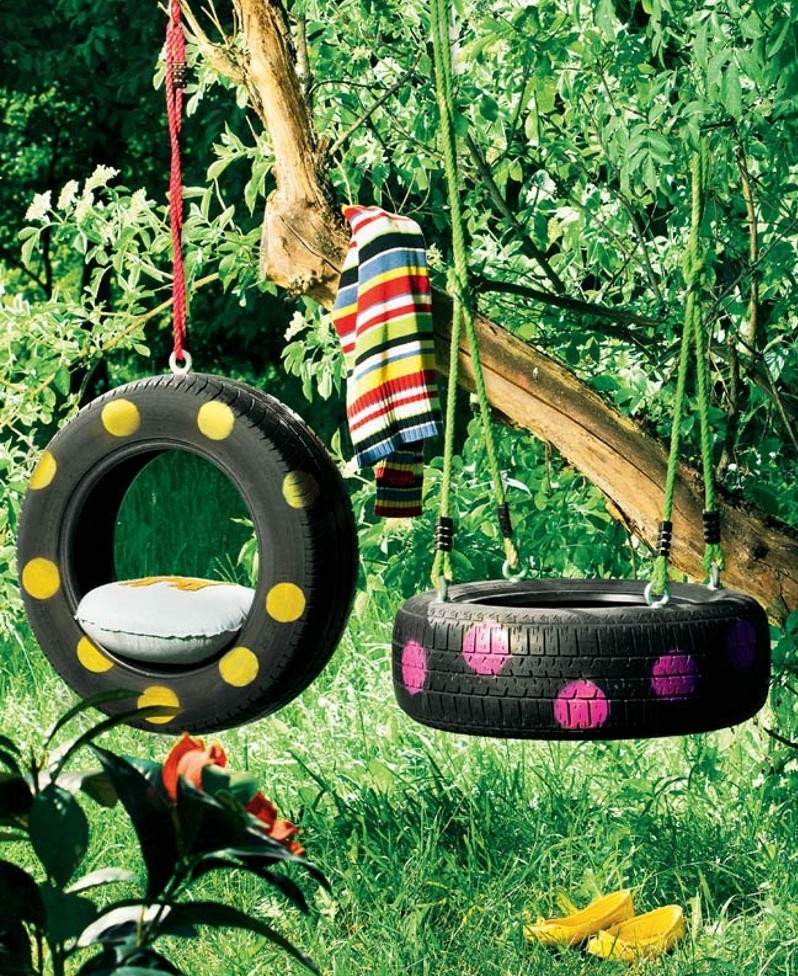 Les pneus de voiture peuvent être un excellent matériau pour les balançoires des enfants si vous leur appliquez une coloration amusante.