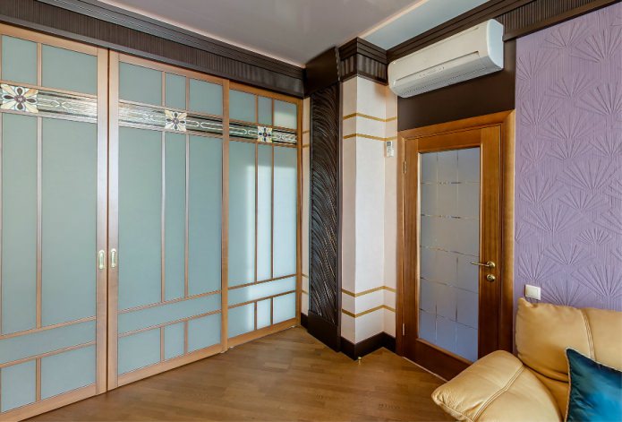 porte intérieure en bois avec inserts en verre à l'intérieur