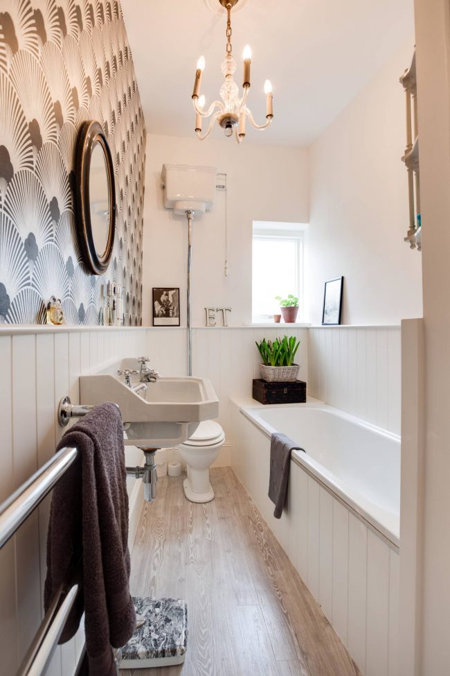 Une petite salle de bain n'est pas du tout une phrase.  Si vous le souhaitez, un intérieur élégant peut être organisé dans un espace très limité.