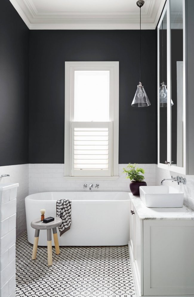 Intérieur de salle de bain minimaliste noble