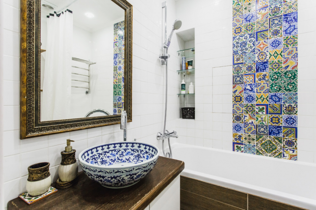 Avec le bon placement de la plomberie, une salle de bain de 5 mètres carrés devient très confortable et fonctionnelle