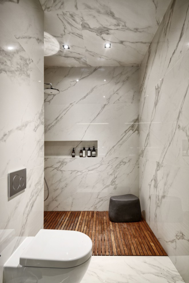 Décoration d'intérieur de salle de bain avec des dalles de marbre