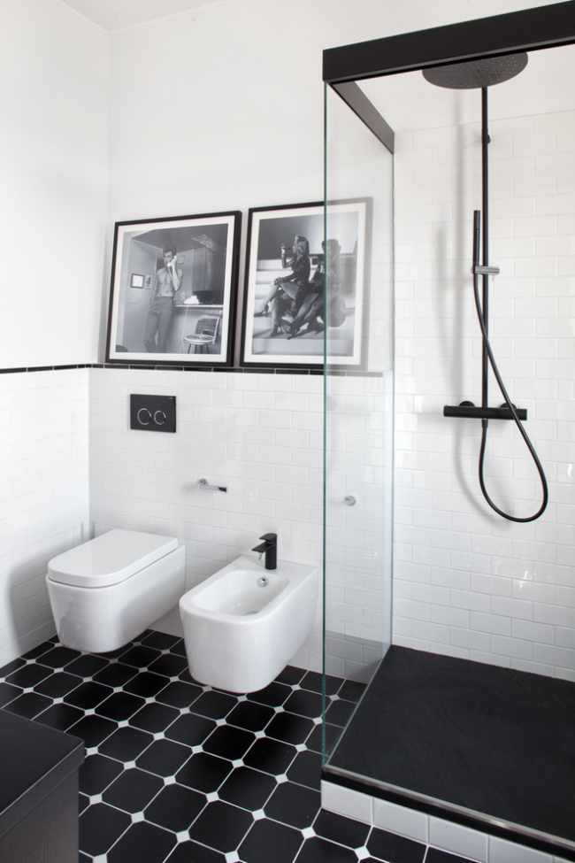 Intérieur noir et blanc d'une petite salle de bain