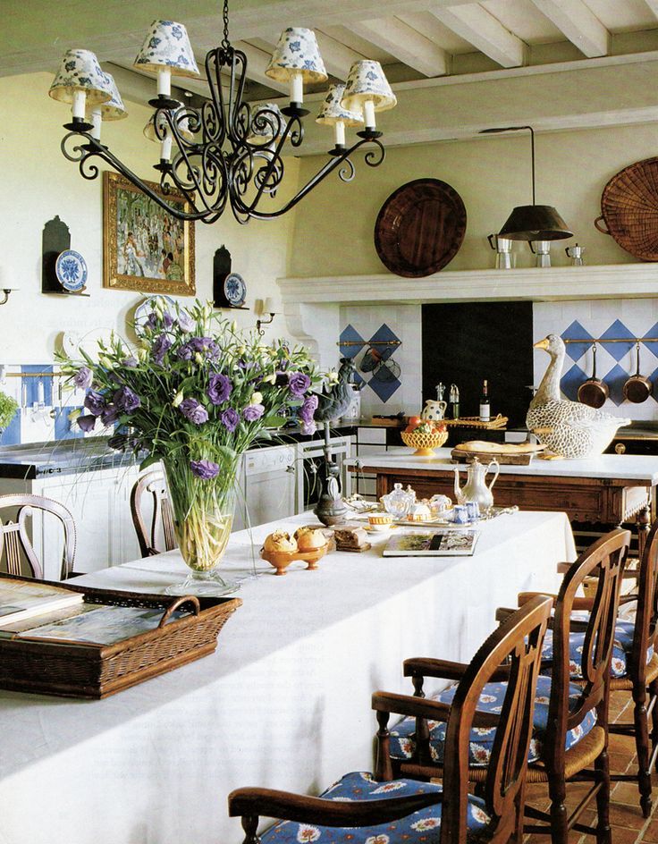 Cuisine Cottage décorée dans le style provençal dans des tons blancs et bleus