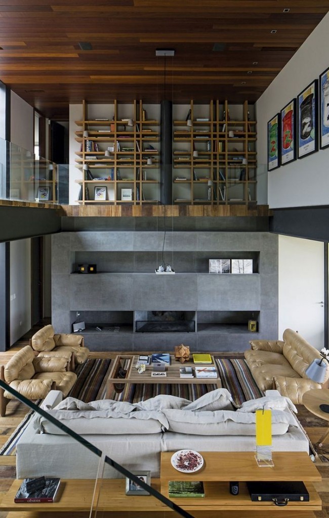 Plafond en bois et mur en béton dans un salon high-tech
