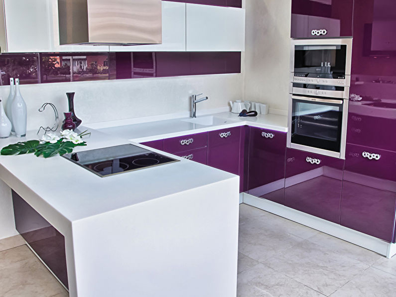 Blanc avec violet - Cuisine design 9 m²